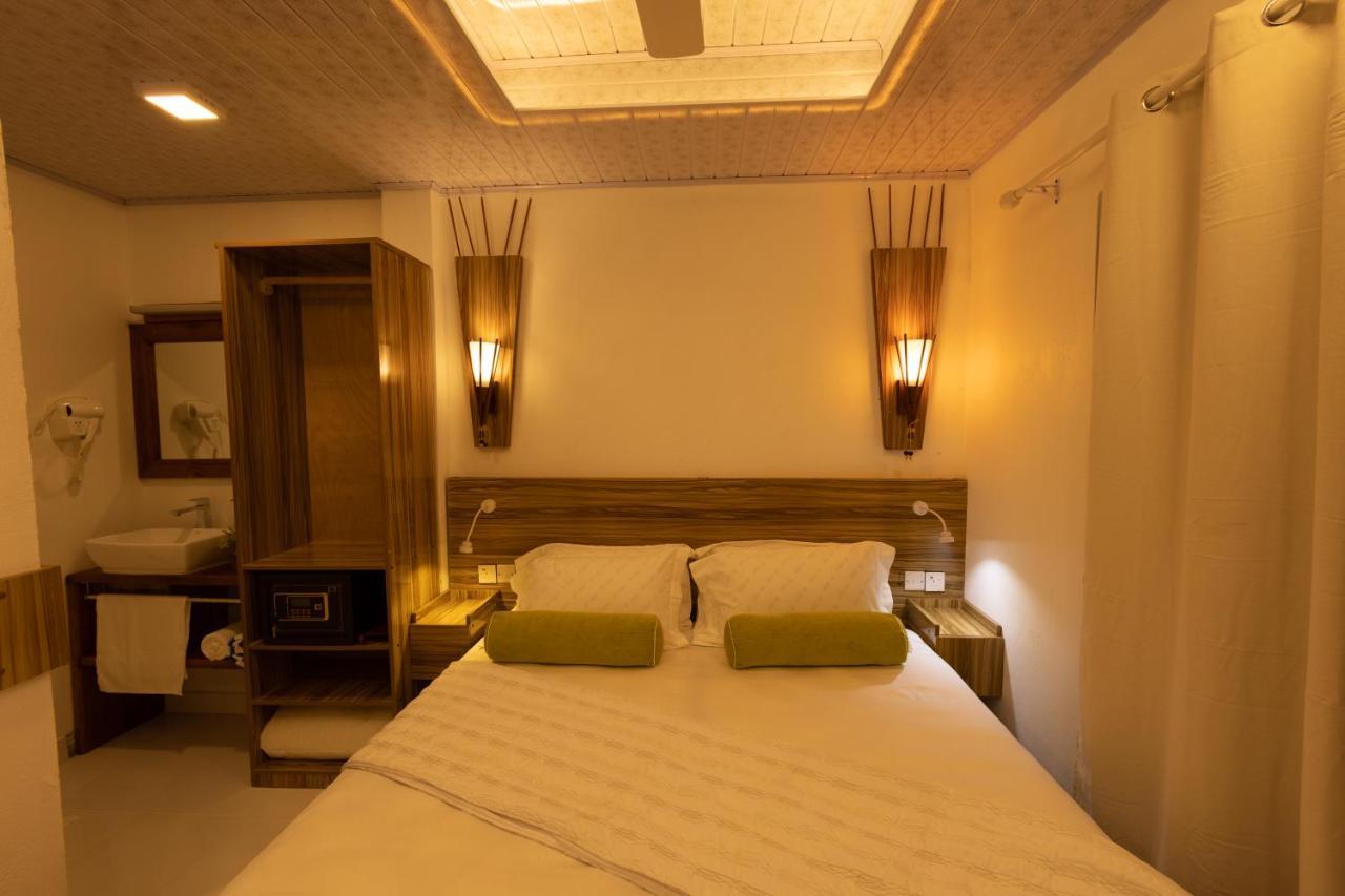 Batuta Maldives Fourson Hotell Thulusdhoo Exteriör bild