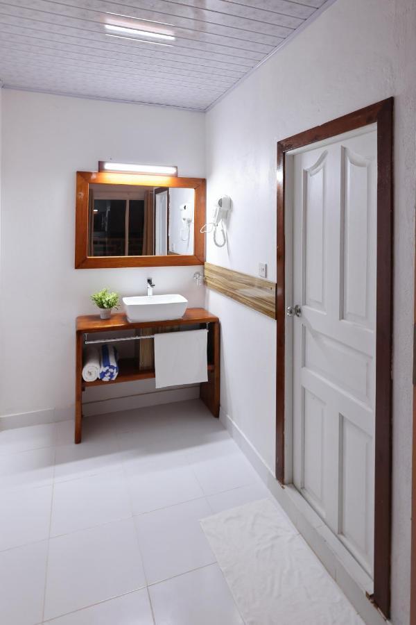 Batuta Maldives Fourson Hotell Thulusdhoo Exteriör bild