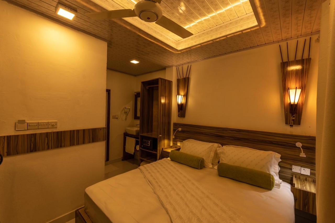 Batuta Maldives Fourson Hotell Thulusdhoo Exteriör bild